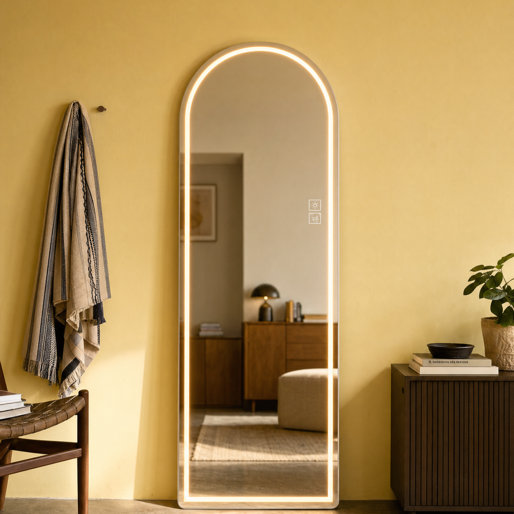 Espejo arco luz led Aurea Arc instalado en sala con pared amarilla