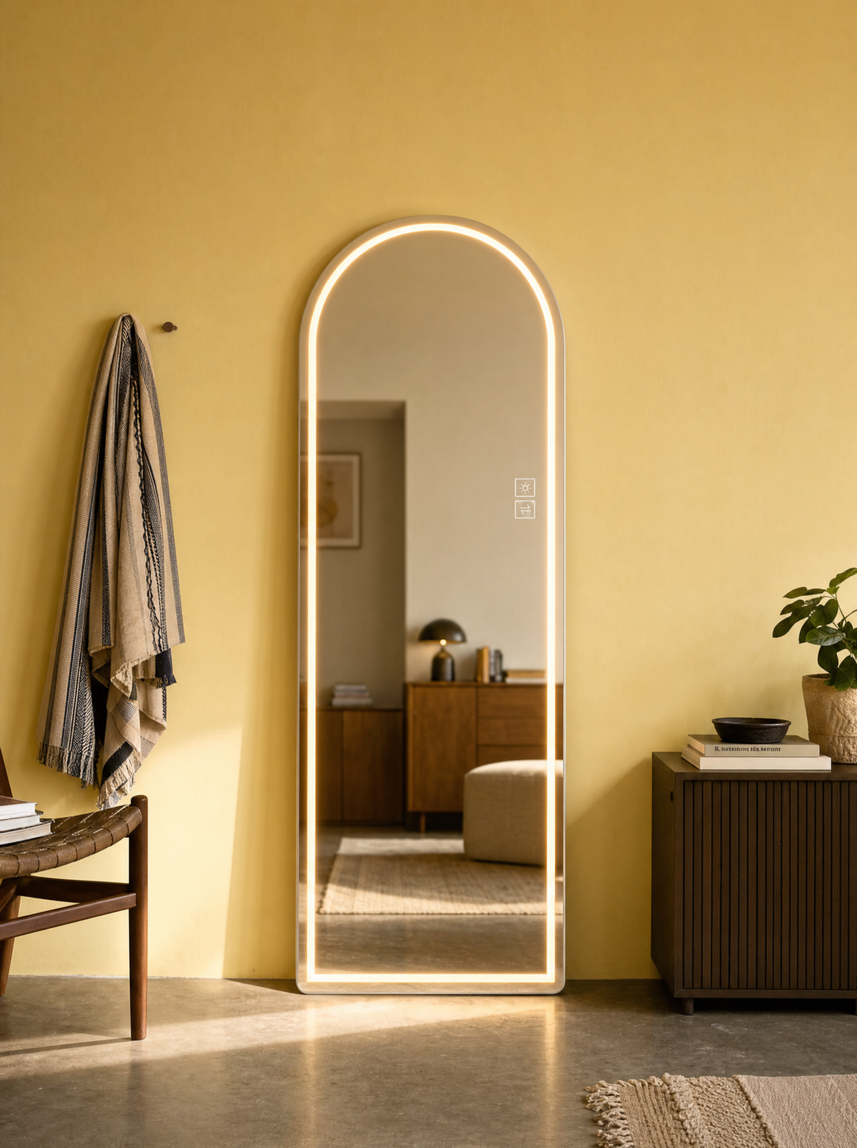 Espejo arco luz led Aurea Arc instalado en sala con pared amarilla