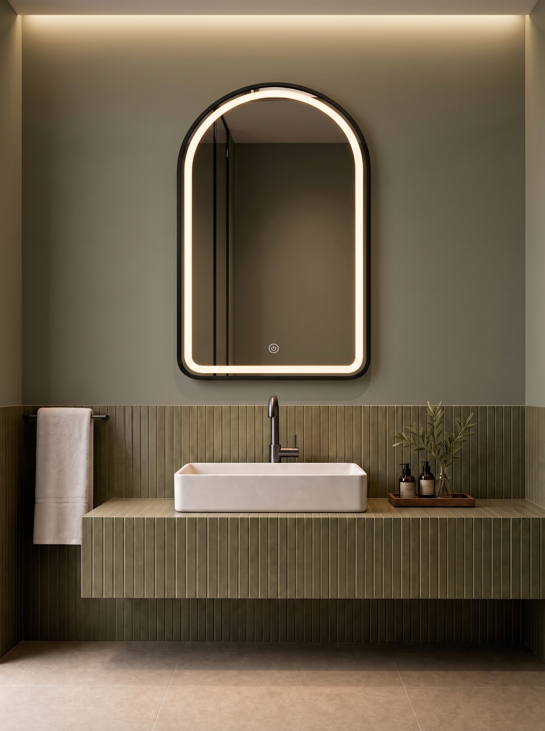 Espejo arco luz led Lumen arc en baño con tile verde